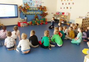 06 dzieci oglądają prezentację o dinozaurach